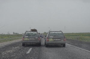 Tim befestigt Aufkleber bei 90 km/h Tim befestigt Aufkleber bei 90 km/h